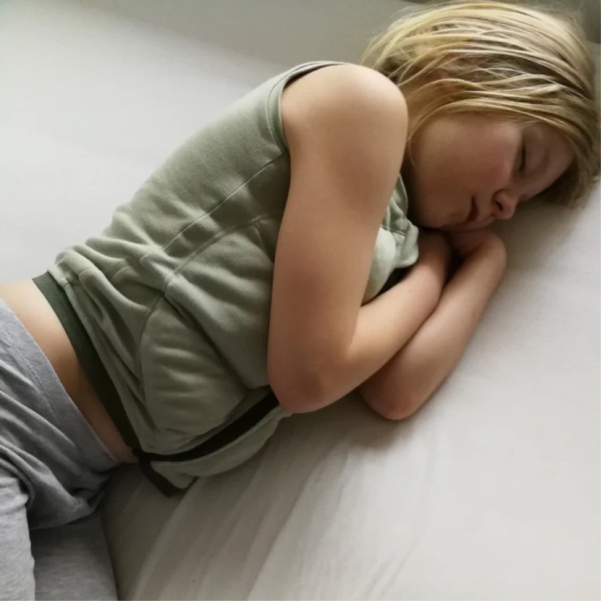 Barn i en vægtet sovetrøje fra BABYDEEPSLEEP