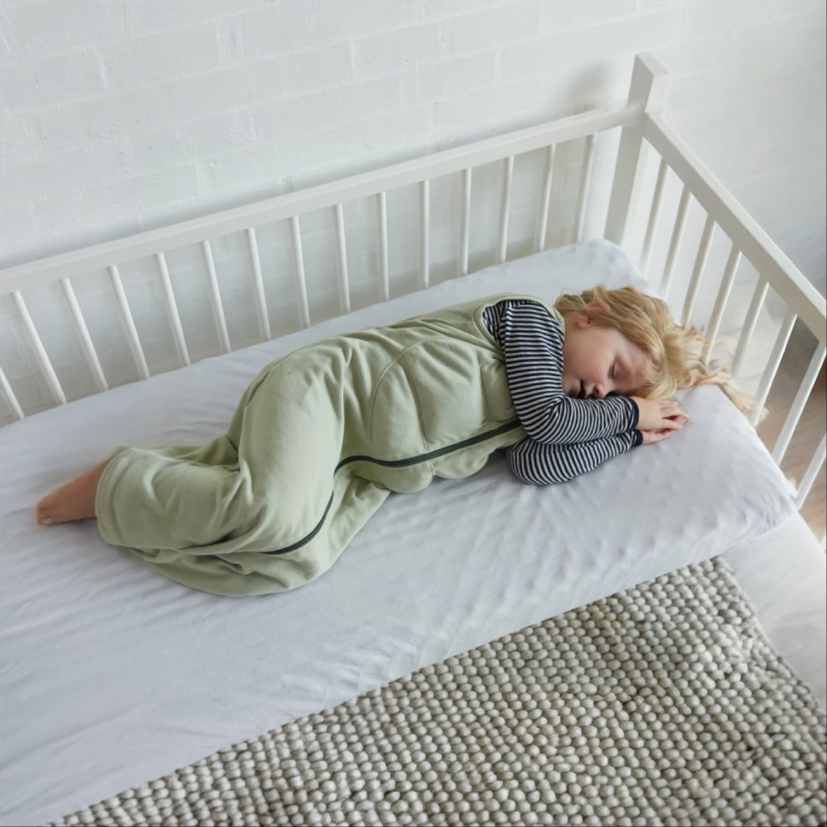 Småbarn i en vægtet sovedragt fra BABYDEEPSLEEP